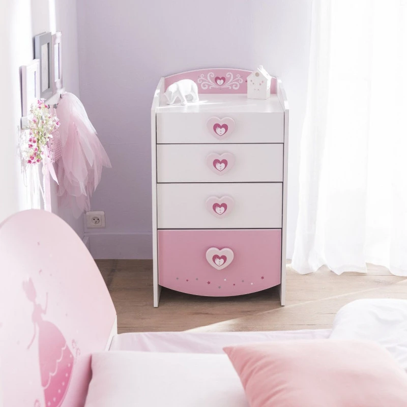 Demeyere Commode Enfant 4 Tiroirs Anastasia Rose Et Blanche 2 Demeyere Commode Enfant 4 Tiroirs Anastasia Rose Et Blanche – Image 2